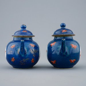 Een paar kleine Chinese theepotten met hanen op bleu poudré fond, Kangxi — foto 2
