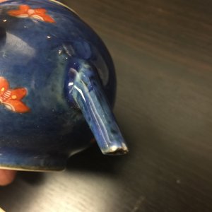 Een paar kleine Chinese theepotten met hanen op bleu poudré fond, Kangxi — foto 10