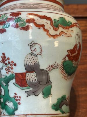 Een paar kleine Chinese wucai potten met figuren in een landschap, Transitie periode — foto 15