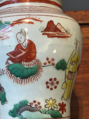 Een paar kleine Chinese wucai potten met figuren in een landschap, Transitie periode — foto 16