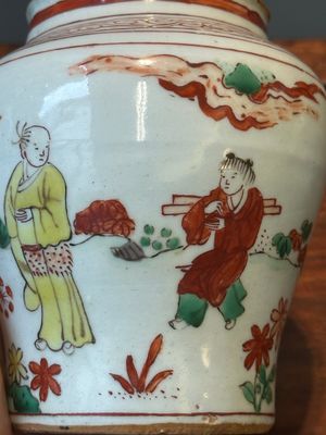 Een paar kleine Chinese wucai potten met figuren in een landschap, Transitie periode — foto 17