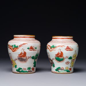 Een paar kleine Chinese wucai potten met figuren in een landschap, Transitie periode — foto 1
