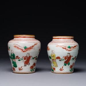 Een paar kleine Chinese wucai potten met figuren in een landschap, Transitie periode — foto 2