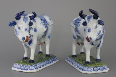 Een paar koeien in Delfts aardewerk, 18e eeuw