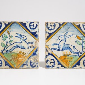 Een paar kwadraattegels met gespiegelde hazen, ca. 1600 — foto 1