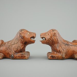 Een paar leeuwen in roodbakkend aardewerk, wellicht Frans, 17/18e — foto 3