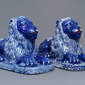 Een paar liggende leeuwen met blauwe fondkleur, Saint-Omer, Frankrijk, eind 18e eeuw — foto 1