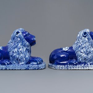 Een paar liggende leeuwen met blauwe fondkleur, Saint-Omer, Frankrijk, eind 18e eeuw — foto 2
