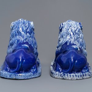 Een paar liggende leeuwen met blauwe fondkleur, Saint-Omer, Frankrijk, eind 18e eeuw — foto 5