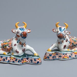 Een paar liggende polychrome Delftse koeien, 18e eeuw — foto 1