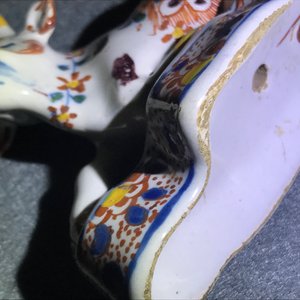 Een paar liggende polychrome Delftse koeien, 18e eeuw — foto 11