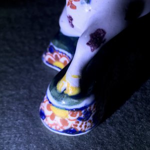 Een paar liggende polychrome Delftse koeien, 18e eeuw — foto 12