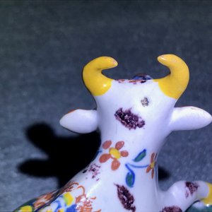 Een paar liggende polychrome Delftse koeien, 18e eeuw — foto 13
