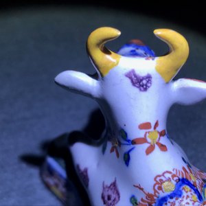 Een paar liggende polychrome Delftse koeien, 18e eeuw — foto 14