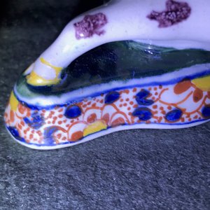 Een paar liggende polychrome Delftse koeien, 18e eeuw — foto 18