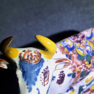 Een paar liggende polychrome Delftse koeien, 18e eeuw — foto 19