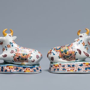 Een paar liggende polychrome Delftse koeien, 18e eeuw — foto 4
