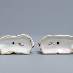 Een paar liggende polychrome Delftse koeien, 18e eeuw — foto 6