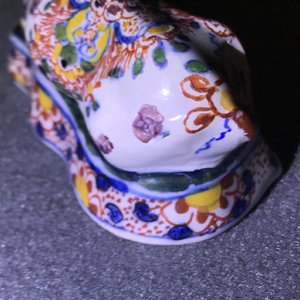 Een paar liggende polychrome Delftse koeien, 18e eeuw — foto 9