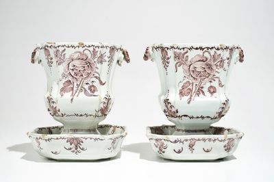 Een paar mangane Delftse jardinières op onderschotels met floraal decor, 18e eeuw