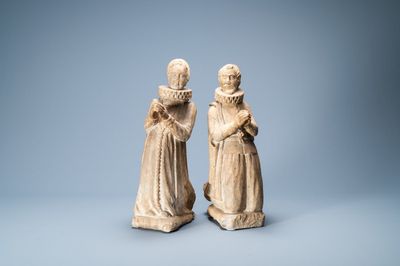 Een paar marmeren figuren van de biddende aartshertog van Oostenrijk, Albert VII en zijn vrouw, Isabella, wellicht Vlaanderen, 17e eeuw