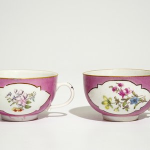Een paar Meissen koppen en schotels met floraal decor op roze fondkleur, 18e eeuw — foto 5