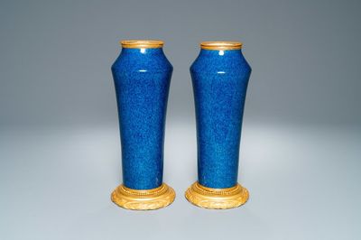 Een paar monochrome poederblauwe Sèvres vazen met vergulde bronzen montuur, 19e eeuw