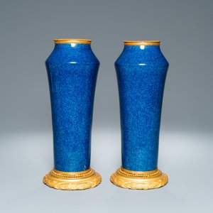 Een paar monochrome poederblauwe Sèvres vazen met vergulde bronzen montuur, 19e eeuw — foto 2