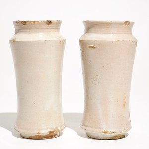 Een paar monochrome witte majolica albarelli, Italië, 17/18e eeuw — foto 1