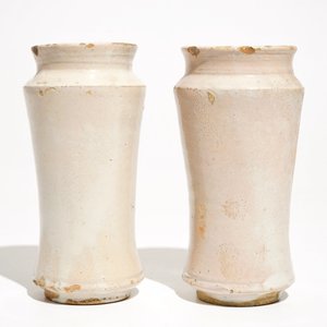 Een paar monochrome witte majolica albarelli, Italië, 17/18e eeuw — foto 2