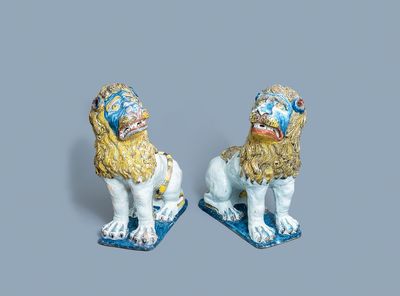 Een paar monumentale modellen van leeuwen in polychroom aardewerk uit Rouen, Frankrijk, 18e eeuw