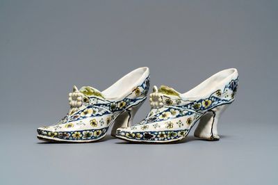 Een paar muiltjes in polychrome Franse faïence, Rijsel, gedat. 1751