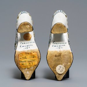 Een paar muiltjes in polychrome Franse faïence, Rijsel, gedat. 1751 — foto 7