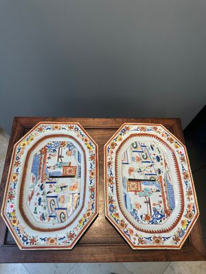 Een paar octagonale Chinese blauw-witte schotels en een paar famille rose schotels, Yongzheng — foto 1