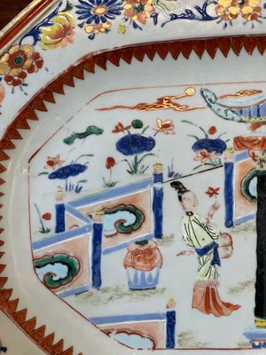 Een paar octagonale Chinese blauw-witte schotels en een paar famille rose schotels, Yongzheng — foto 14
