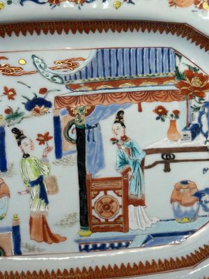 Een paar octagonale Chinese blauw-witte schotels en een paar famille rose schotels, Yongzheng — foto 3
