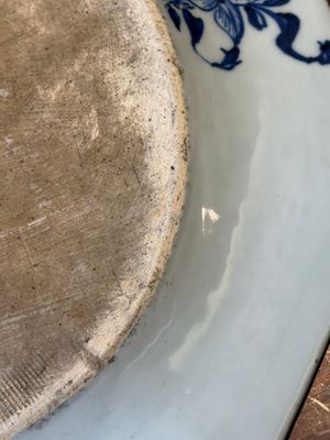 Een paar octagonale Chinese blauw-witte schotels en een paar famille rose schotels, Yongzheng — foto 38