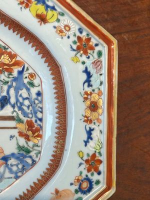 Een paar octagonale Chinese blauw-witte schotels en een paar famille rose schotels, Yongzheng — foto 5