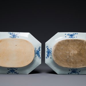 Een paar octagonale Chinese blauw-witte schotels en een paar famille rose schotels, Yongzheng — foto 4