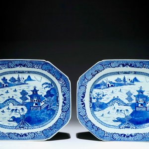 Een paar octagonale Chinese blauw-witte schotels, Qianlong — foto 1