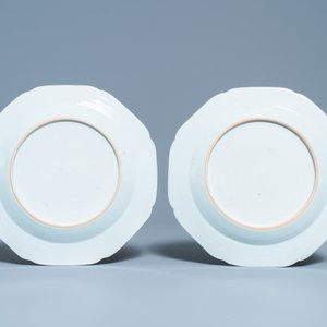 Een paar octagonale Chinese famille rose 'Mandarijnse acrobaten' borden, Qianlong — foto 3