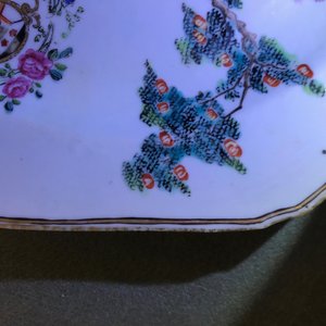 Een paar octagonale Chinese famille rose wapenborden voor de Engelse markt, Qianlong — foto 14