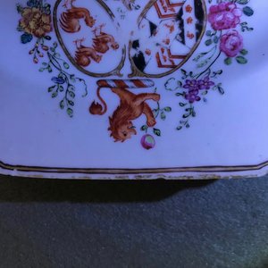 Een paar octagonale Chinese famille rose wapenborden voor de Engelse markt, Qianlong — foto 15