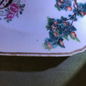 Een paar octagonale Chinese famille rose wapenborden voor de Engelse markt, Qianlong — foto 23