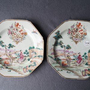 Een paar octagonale Chinese famille rose wapenborden voor de Engelse markt, Qianlong — foto 24