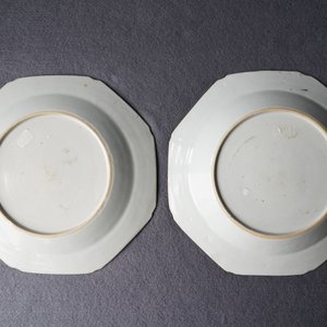 Een paar octagonale Chinese famille rose wapenborden voor de Engelse markt, Qianlong — foto 25