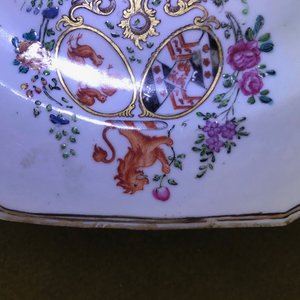Een paar octagonale Chinese famille rose wapenborden voor de Engelse markt, Qianlong — foto 3