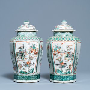 Een paar octagonale Chinese famille verte dekselvazen, 19e eeuw — foto 1
