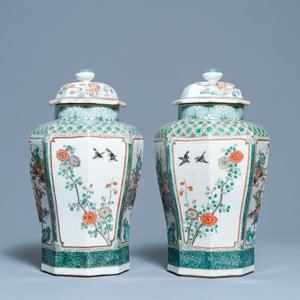Een paar octagonale Chinese famille verte dekselvazen, 19e eeuw — foto 2