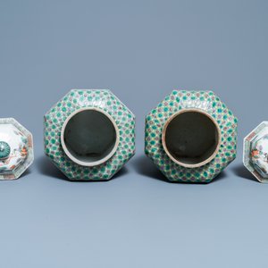 Een paar octagonale Chinese famille verte dekselvazen, 19e eeuw — foto 5